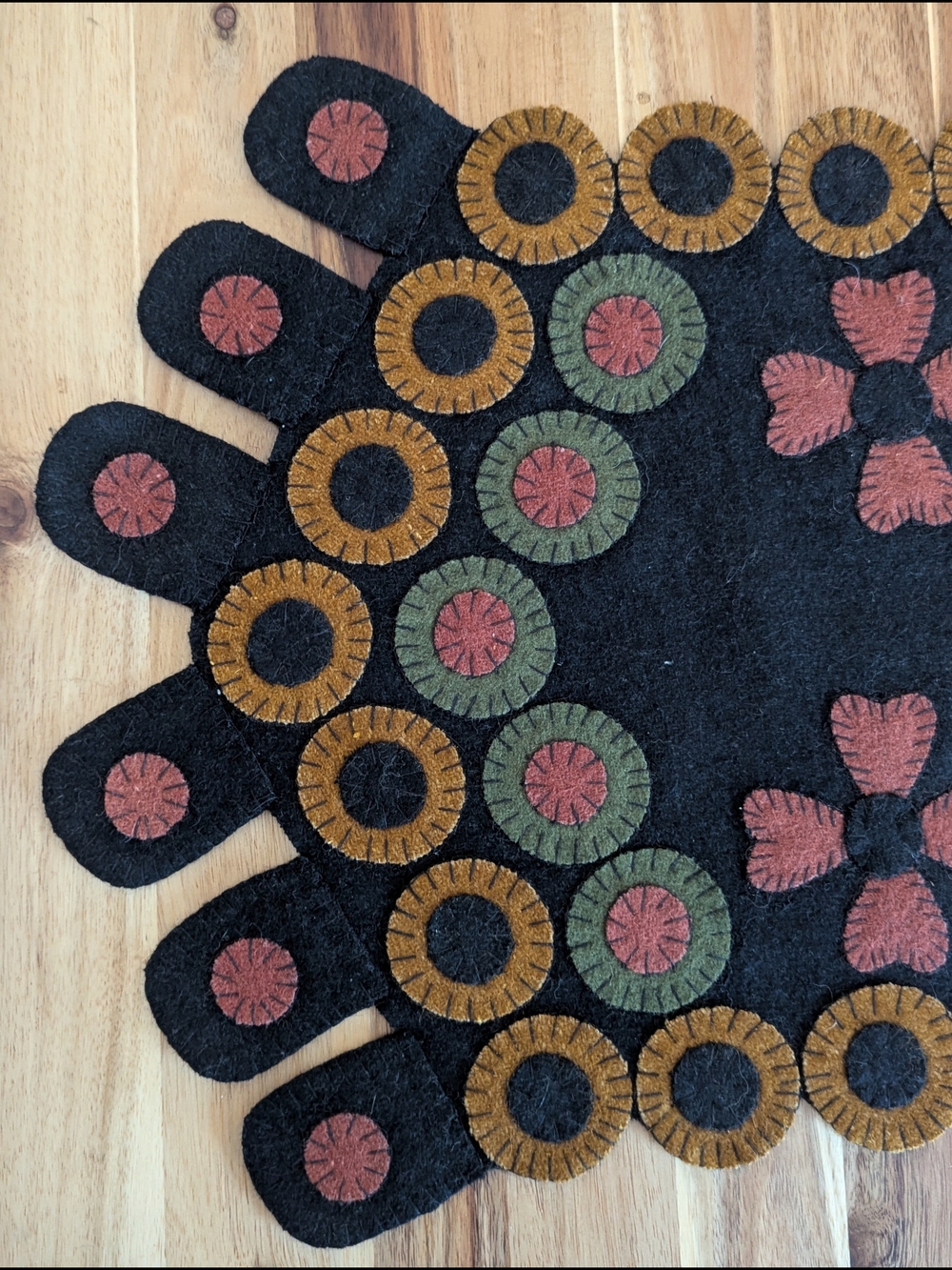 Wool Felt Penny Rug Table Runner Primitive Folk Art Americana 30" - Picture 4 of 11
